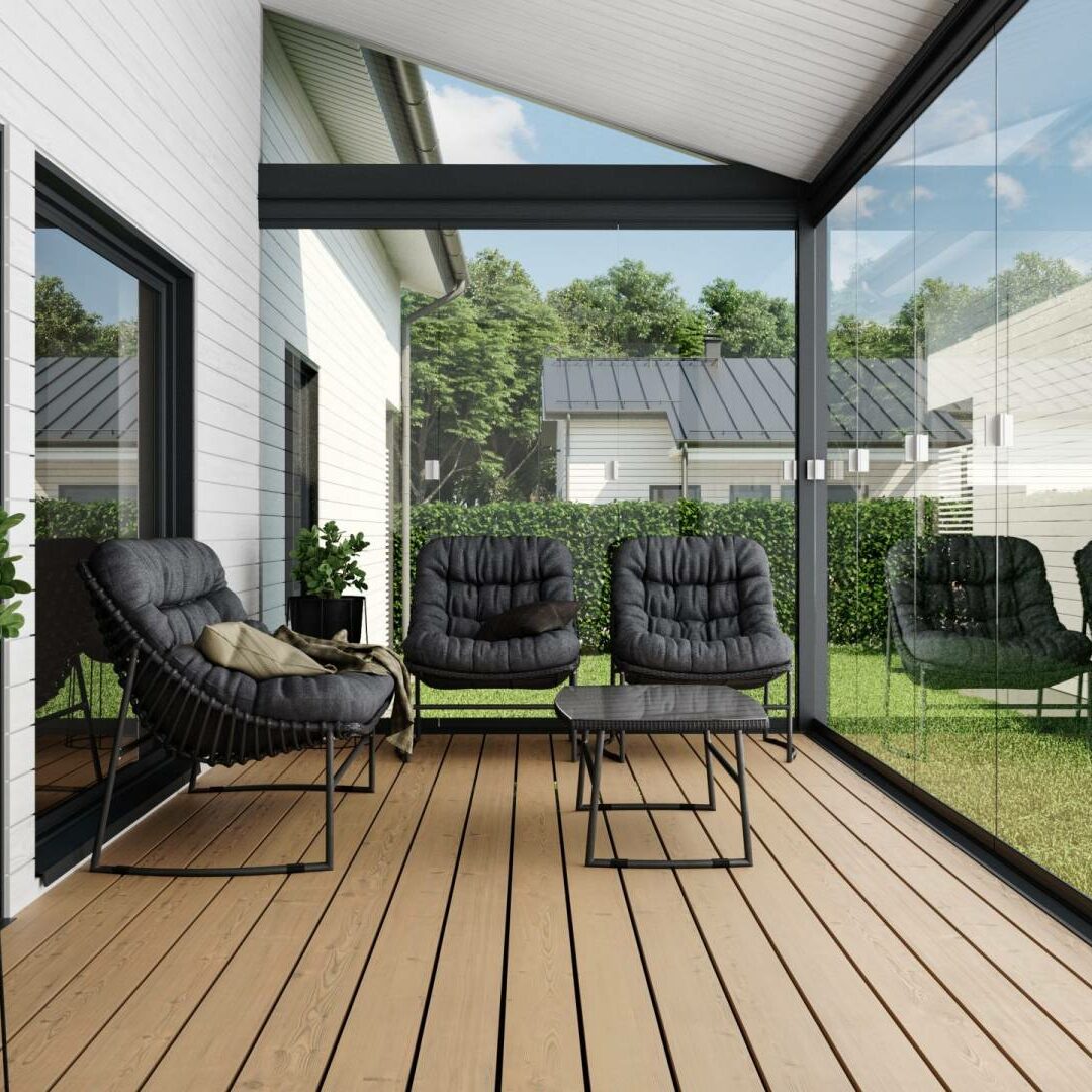 Nika_Puitteeton_Terassilasi_laaja-scaled-1 Bilde av en innglasset altan fra NIKA